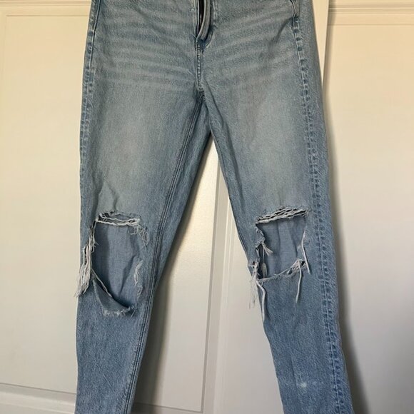 American Eagle Outfitters Light Wash Distressed Mom Jeans Size 4 - Picture 2 of 11